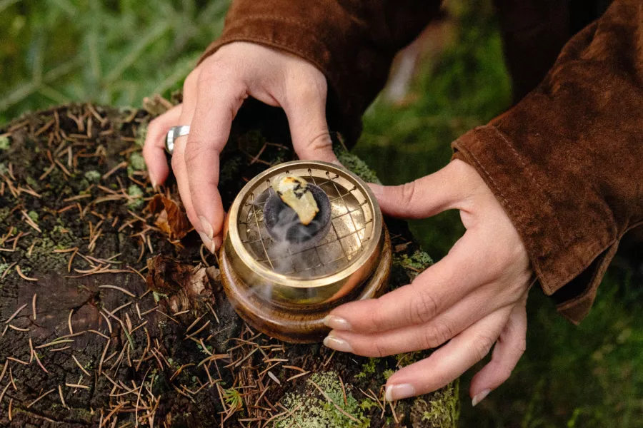 Räuchern im Einklang mit der Natur Räuchern, Wald, Friede
